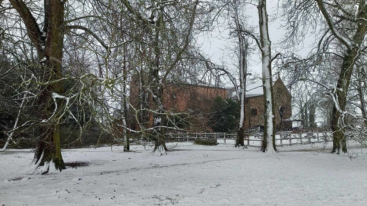 We don't get many chances to get a snowy picture of the Mill, so a quick whizz around the Watermeadows this morning gave us the chance to capture this snowy scene, however fleeting it may be! 🌨 
#towcester #towcestermill