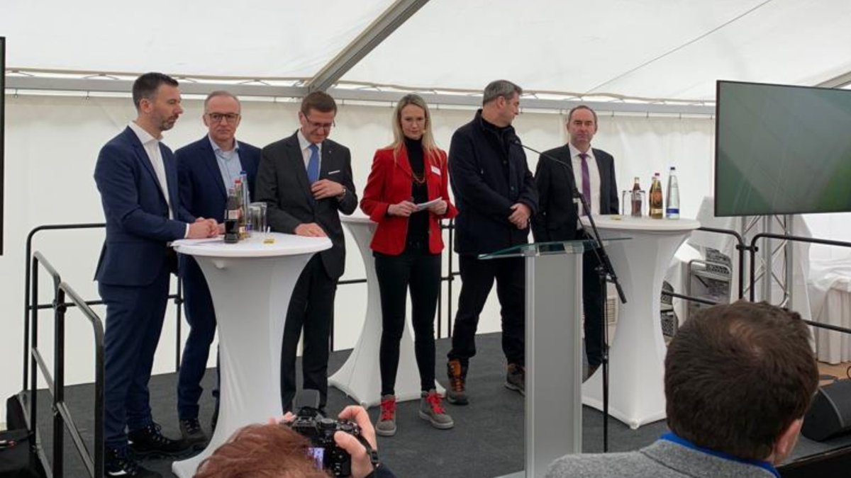 apg_at's tweet photo. Wir sind heute bei der #Spatenstichfeier der #Deutschlandleitung. Mit dem #Partnerprojekt der @TenneT_DE & APG wird ein wichtiger #Meilenstein für das Gelingen der #Energiewende gesetzt. Wir freuen uns dabei zu sein! 🙌🏻 #Strom https://t.co/lSJ50NOq10