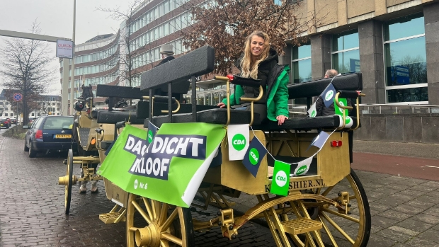 CDA-jongeren uit de regio voeren actie in een paardenkar door Den Haag -  hetkontakt.nl/alblasserwaard…