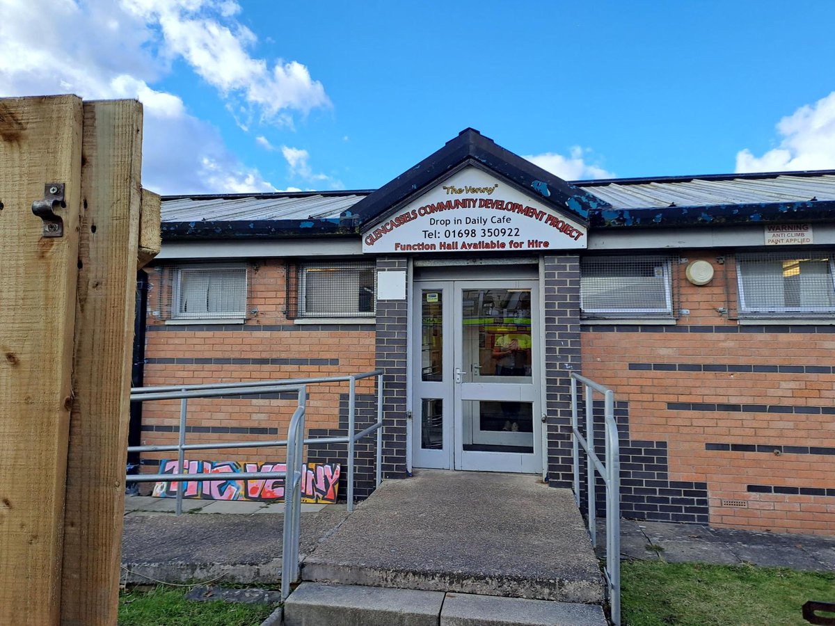 Motherwell Red Watch and CSA Julie had a great afternoon at the Play Talk Read bus at The Venny in Craigneuk this week, meeting lots of tiny firefighters and working alongside <a href="/NHSLHI/">NHS Lanarkshire - Health Improvement</a> <a href="/Lanarkshire_Pol/">Lanarkshire</a> 🚒🙂