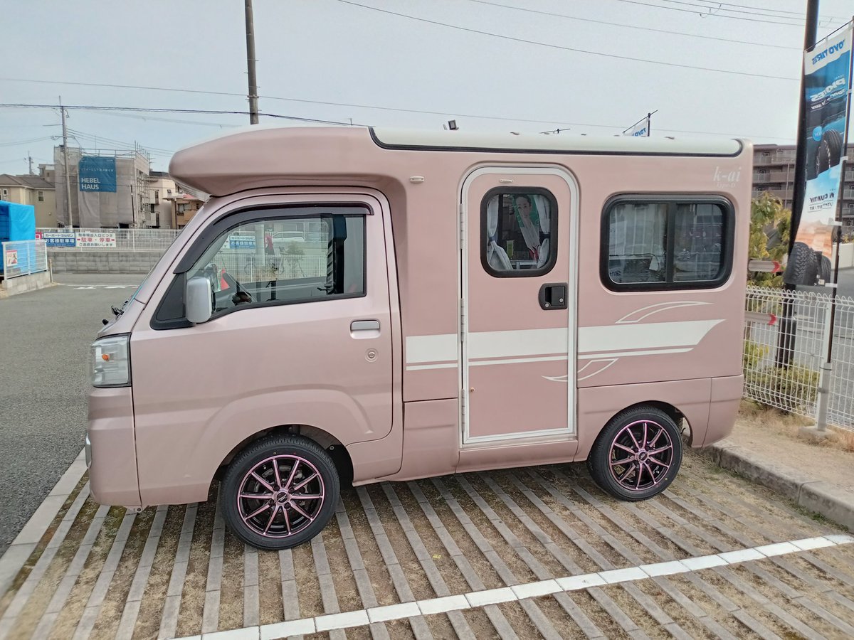 DeguCamper's tweet photo. k-aiのタイヤとホイール。
タイヤは165/55R14にして、インチアップしました。
乗ってビックリ！走りが安定しました。効果を体感できます。
サスやショック、スタビをやるより安価でドレスアップ効果もあるので、軽キャンのインチアップはお勧めです。
#軽キャン
#軽キャンピングカー
#車中泊 https://t.co/e3kouaJOTL