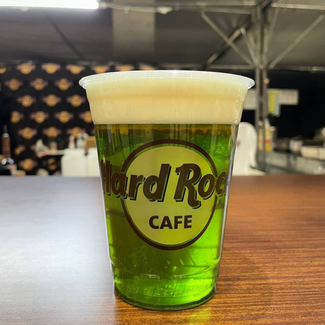 Hard Rock Cafe TOKYOさんのメニューで、「グリーンビール」という名のビールを販売します！こちらは、St.PATRICK'S DAYにちなんで、ブルーキュラソーとレモンシロップを使用し、グリーンカラーに染めたビールのことだそうです！

#Bz
#TreasureLand2023
#幕張
#HardRockCafeTokyo 
#グリーンビール