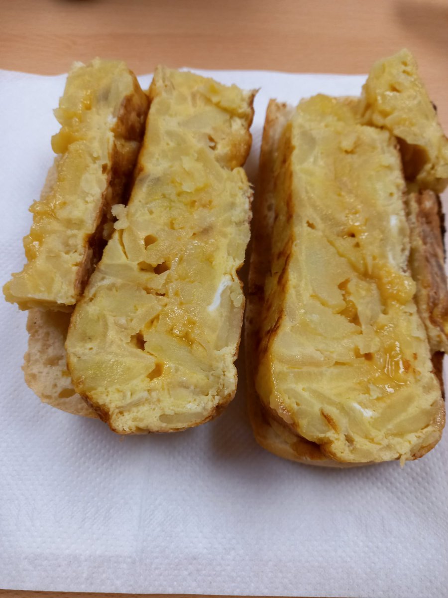 MarisiClece's tweet photo. 😋😋Menudo desayuno se han tomado los compañeros de nuestras oficinas  @Clece_ 📍#Córdoba rindiendo homenaje a la #TortilladePatata en su #díamundial🥔🍳🍽 Han creado  una de las recetas más gustosas dentro de nuestro país.
#DesayunosCordobeses
#TortillaGastronomíaEspañola https://t.co/UYUvHALOJ1
