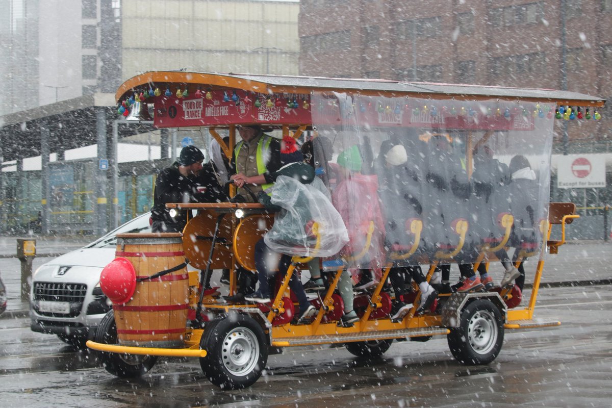 DaveThePapLpool's tweet photo. Weather in liverpool, snowing but not sticking, wrap up stay warm. Red Nose Day fund raising, pic cred @ActivateDgtl @rednose @ExploreLpool #RedNoseDay #snow #liverpoolweather #fundraising #hilton #radio1 https://t.co/EWD3FedX8R