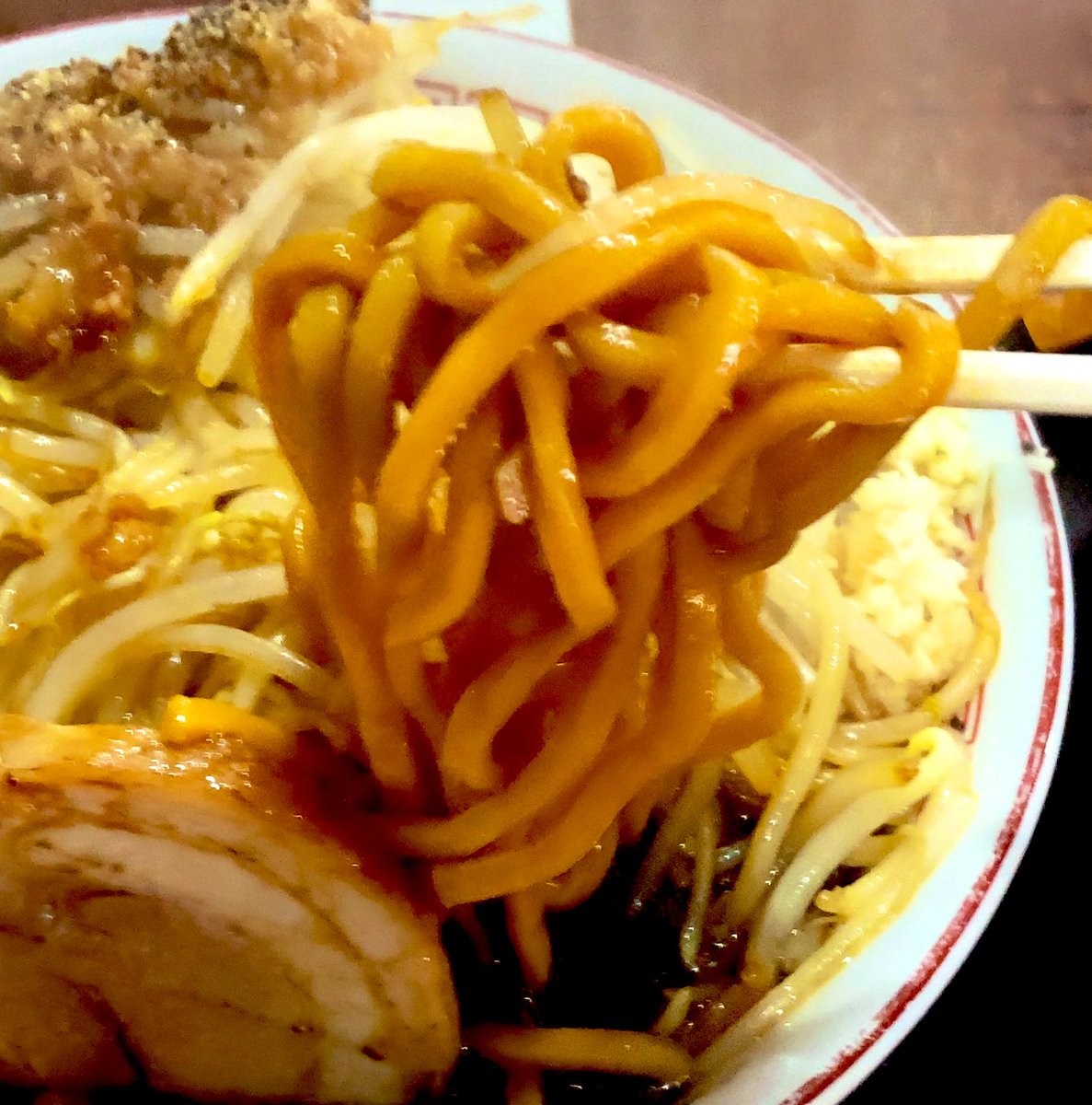 northernroad1's tweet photo. ブラックペッパーが効いてスパイシーだが初心者にも優しいマイルド二郎系
二九郎 醤油 (全部マシ)
296(ニクロー) 清田・国際大学前店
#のろブログ #のろちゃんねる #北海道 #札幌 #清田区 #清田 #飯テロ #グルメ #ランチ #ラーメン #二郎系 #二郎インスパイア #G系 #肉玉グループ #ニクロー https://t.co/U7rXD3WhWg