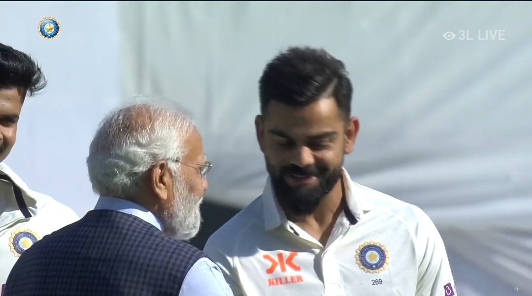 wkcjokes's tweet photo. Ye left wale se Anushka ko dur rakhna. Dk aur Chahal mat bano.

#BorderGavaskarTrophy2023 
#NarendraModiStadium 
#INDvAUS #NarendraModi https://t.co/DdMleH4flW