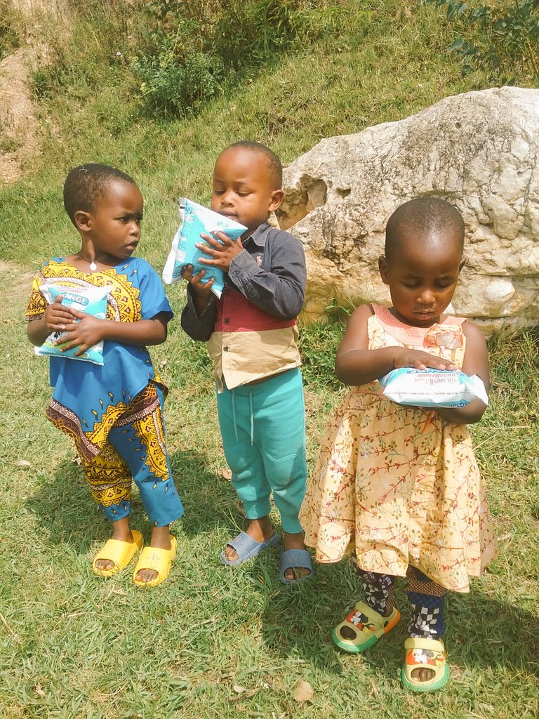 ngusa250's tweet photo. Umuryango wabanyeshuri biga muri zakaminuza @ngusa250 bakomoka mukarere ka @NgororeroDistr mungamba zo kurwanya imirire mibi mubana
Twasuye rimwe mumarerero akorera mungo mumurenge wa @Gatumbasector akagali ka cyome umudugudu wa musagara
@DUSAF12
@HabitegekoFran1
@MukamanaSoline https://t.co/ngfmFAkM7R