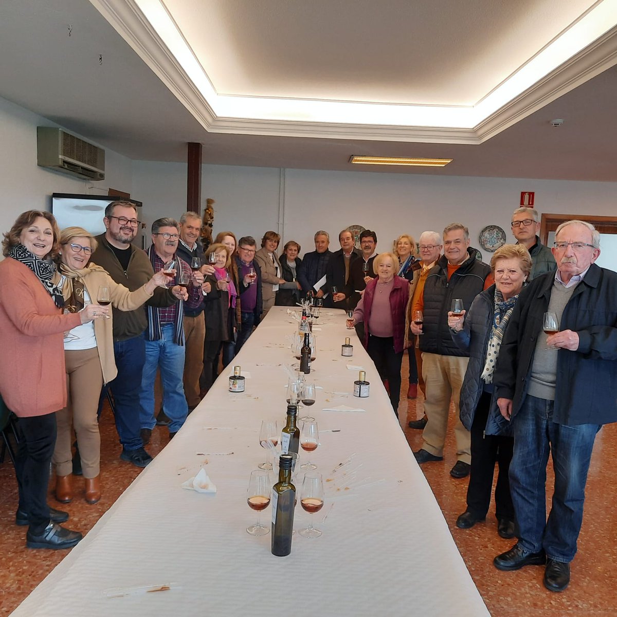 IfapaJunta's tweet photo. ☕️#CaféconCiencia en el centro #IFAPA de Cabra
En torno a un desayuno, investigadores y técnicos conversaron con los asistentes sobre sus trabajos en #AOVE, olivar, vino y vinagre, y recibieron una cata de estos productos dirigida por Brígida Jiménez, Pilar Ramírez y Juan M. León https://t.co/GEwZXbjAtH