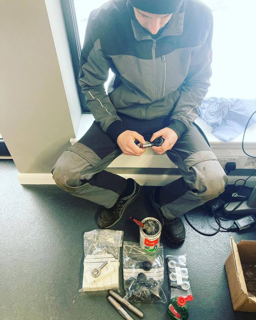 Intruder in my office! Pete is rebuilding RSS dog bones and toe arms ready for the start of the season, which is apparently coming once we get rid of this snow?! Speaking of the weather, this is the reason why we build all motorsport parts with protectiv… instagr.am/p/CpkFyjgoAkG/
