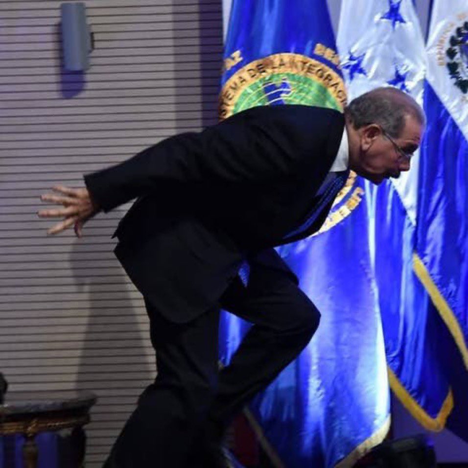 HectorRdzz's tweet photo. Yo corriendo de tiktok a twitter porque se cayó tiktok https://t.co/8Cq0XI485Z