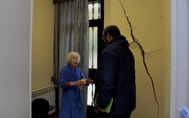 Ella es Teresa, mi vecina, de las más mayores junto a Marciala. Estuvo meses viviendo con esa grieta en su pared mientras la Comunidad de Madrid la decía que su vivienda no corría riesgo. Hoy empiezan a demoler su casa, se queda sin hogar.
Hay culpables, están en Génova <a href="/ppopular/">Partido Popular</a>