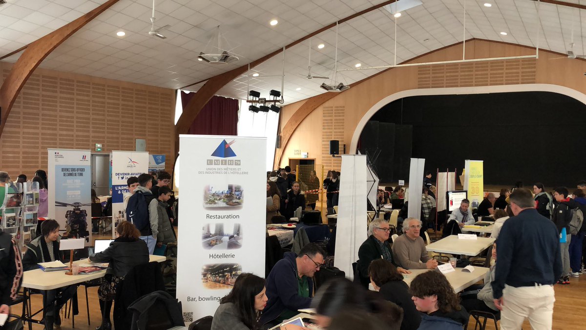 Forum des Métiers du réseau ÉCLORE de Saint Maixent l’Ecole. 40 exposants à la rencontre de 400 élèves des 4 établissements du réseau.