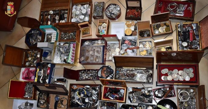 lidentita's tweet photo. 🔴LA GHIGLIOTTINA
Quella #refurtiva da sei milioni del #pensionato insospettabile
Altro che #soldi sotto il materasso, a #Bologna un pensionato insospettabile in casa aveva refurtiva per un valore di sei milioni di #euro.
Leggi ora 👉 https://t.co/S4Ax5zqpYk https://t.co/EUSiYGN2Hw
