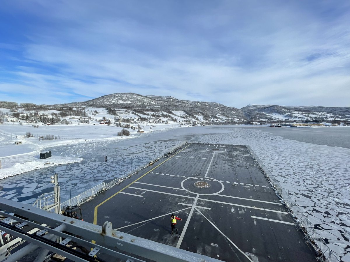 Voor een “vlootbaal” best koud en guur hier in noord Noorwegen 🥶 #JointViking23 #JointWarrior @kon_marine