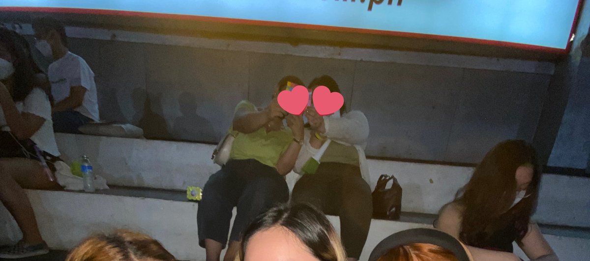 eomgyus's tweet photo. ito yung itsura ng upuan 🥲🥲🥲🥲👍🏼👍🏼 walang sandal tas literal na concrete lang uupuan mo LOLLL tas 4.5k + fees babayaran mo??? no tnx https://t.co/WROo0ZO9I5