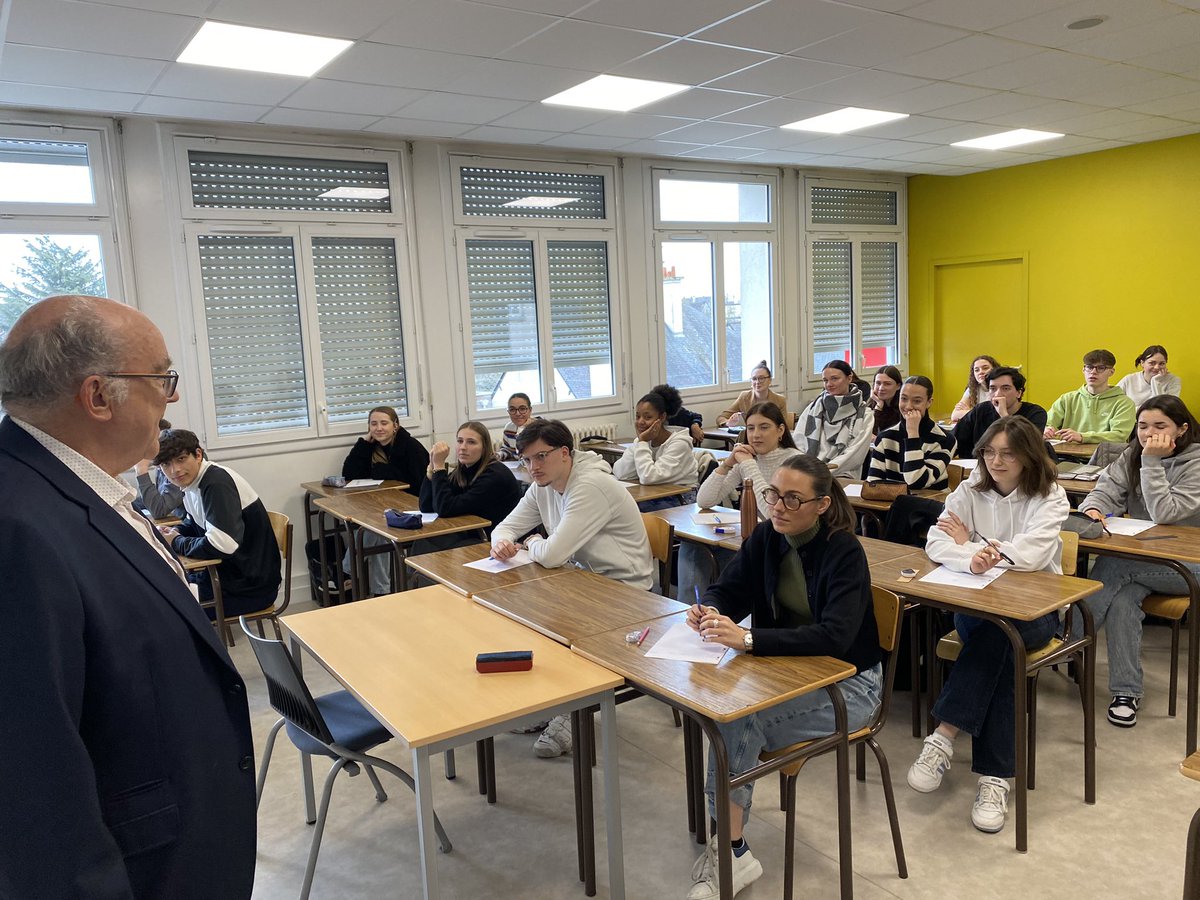 Paola_Villam's tweet photo. Lancement de notre #dictéedor auprès de nos #btsci du #lyceejarennes.
Parce que l’orthographe est un sujet de tous, tous nos #bts se planchent sur un texte de #camus.
#orthographe #renasup #dictee #français https://t.co/80WWtBPhHz