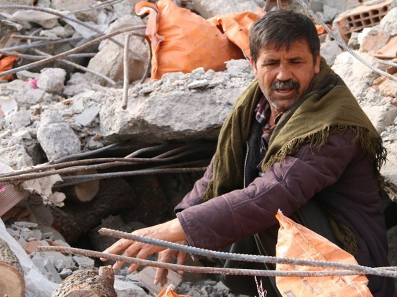 “Geçim kaynağımız tütüne bağlıdır. Tütünlerimizin çoğu enkaz altında kaldı." diyen Malatya , Adıyaman ve çevresinde depremle birlikte tütünleri enkaz altında kalan Tütün üreticileri mağduriyetlerinin giderilmesini istiyor.

Üreticilerin mağduriyeti yasal düzenleme ile giderilsin.