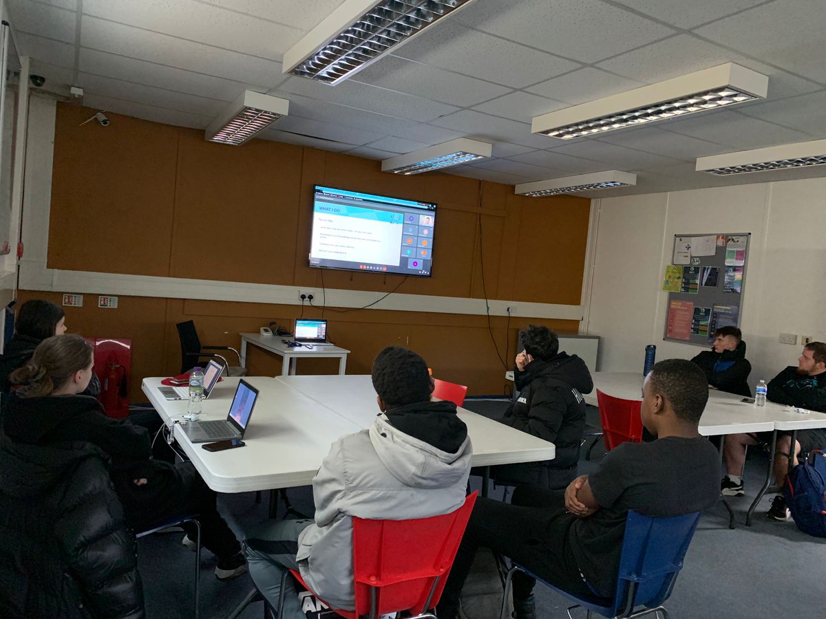 training_ssg's tweet photo. There’s sNOw stopping us today! Our Sports Coaching students are dialled in to the fantastic Speakers for Schools 💻

Tim Campkin is giving a brilliant insight into the physio industry and his job at Tottenham Hotspur Football Club  ⚽️

#coaching #inspiring #education #sports https://t.co/tgodIGIN1C