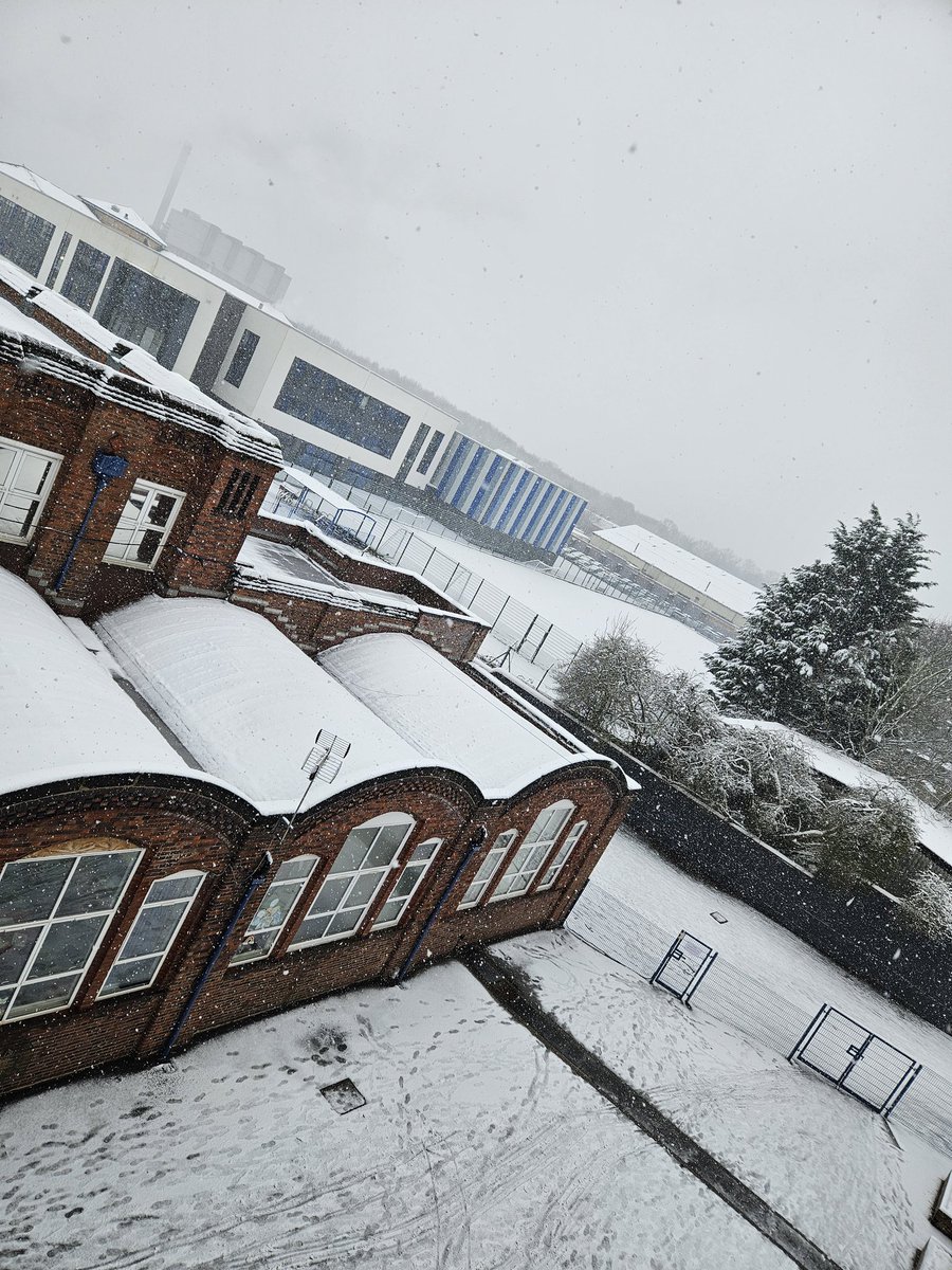 Year5ArkVic's tweet photo. Let it snow, let it snow, let it snow...! #magicmornings https://t.co/D2AfVcm1bo