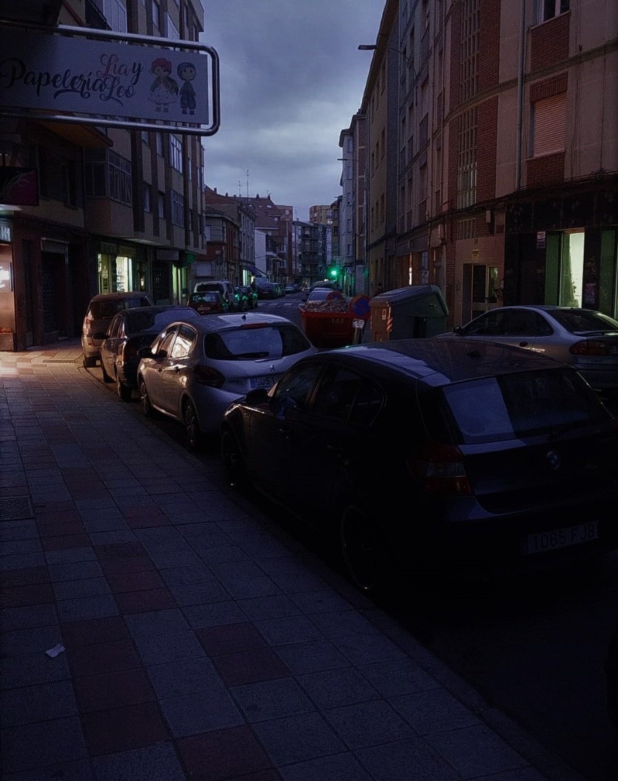 🌆 El retraso en el encendido de farolas deja las calles de #LeónESP a media luz.

💰 Los leoneses pagan anualmente 2M€ para recibir oscuridad en las calles.

👉 Exigimos al Equipo de Gobierno a instar a la concesionaria a cumplir su obligación de ofrecer alumbrado de calidad.
