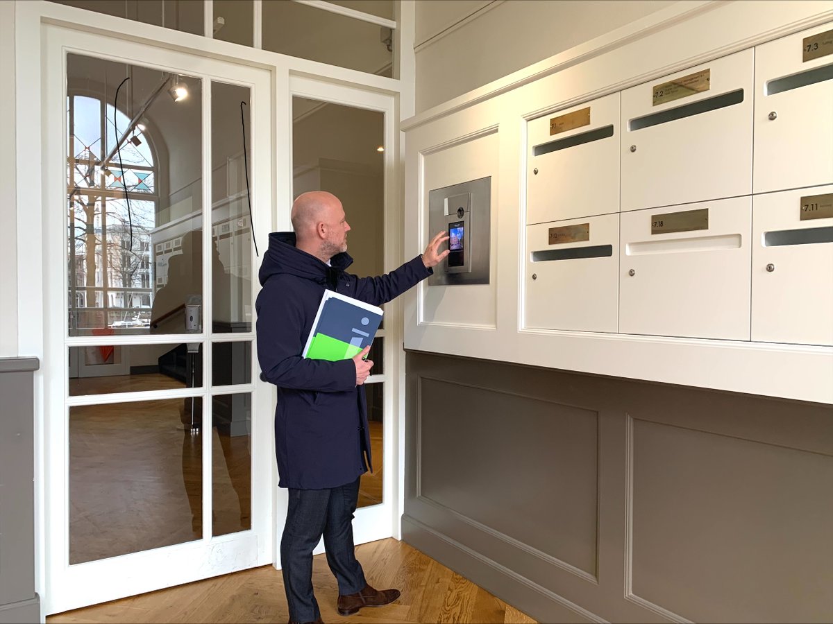 Een mooie en terechte uitspraak van KBvG voorzitter Chris Bakhuis: Deurwaarders kunnen zoveel meer betekenen! Overdrachtelijk maar ook letterlijk: ‘postbezorging’ door een deurwaarder is 100% zeker en rechtsgeldig.

Recent stond in...

bit.ly/3JozddK