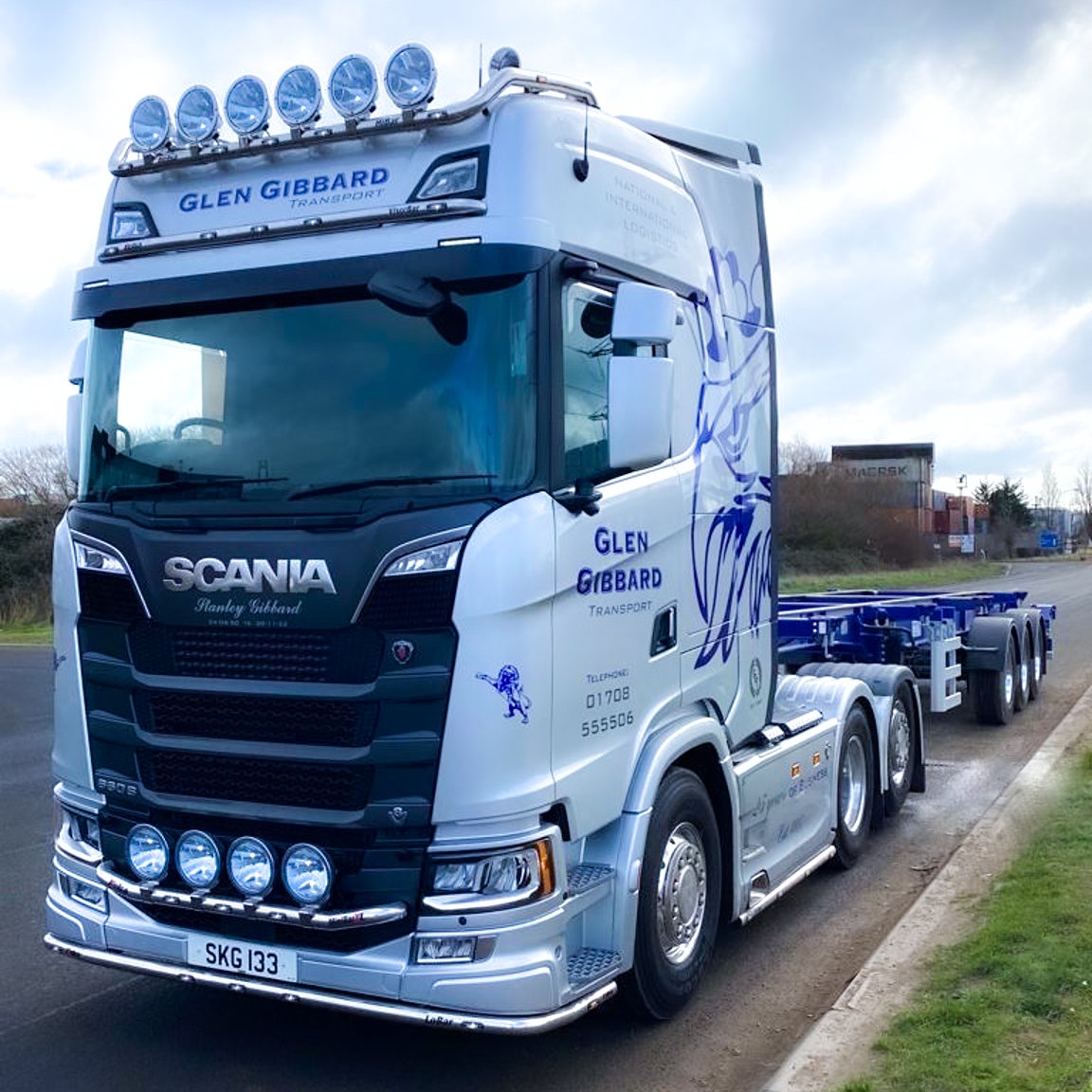 SDCtrailers's tweet photo. Glen Gibbard Transport is celebrating 25 years in business with the delivery of 9 new SDC extendable skeletal trailers joining their fleet.
Pictured here with their new Scania V8 🚛
Best Wishes from all the team at SDC Trailers.
@gibbard_glen #alwaysmovingforwards https://t.co/0wUlITsNa1