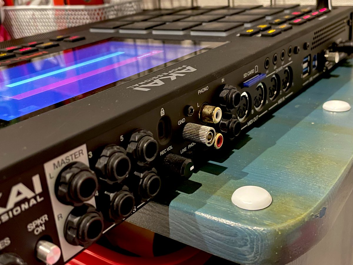 saru_ktm's tweet image. 最近起動できてないんで、今日は夜中に何とかスタンドアロンで遊べたらと思う。
機材の背面ってなんかカッコいい。
#MPClive2