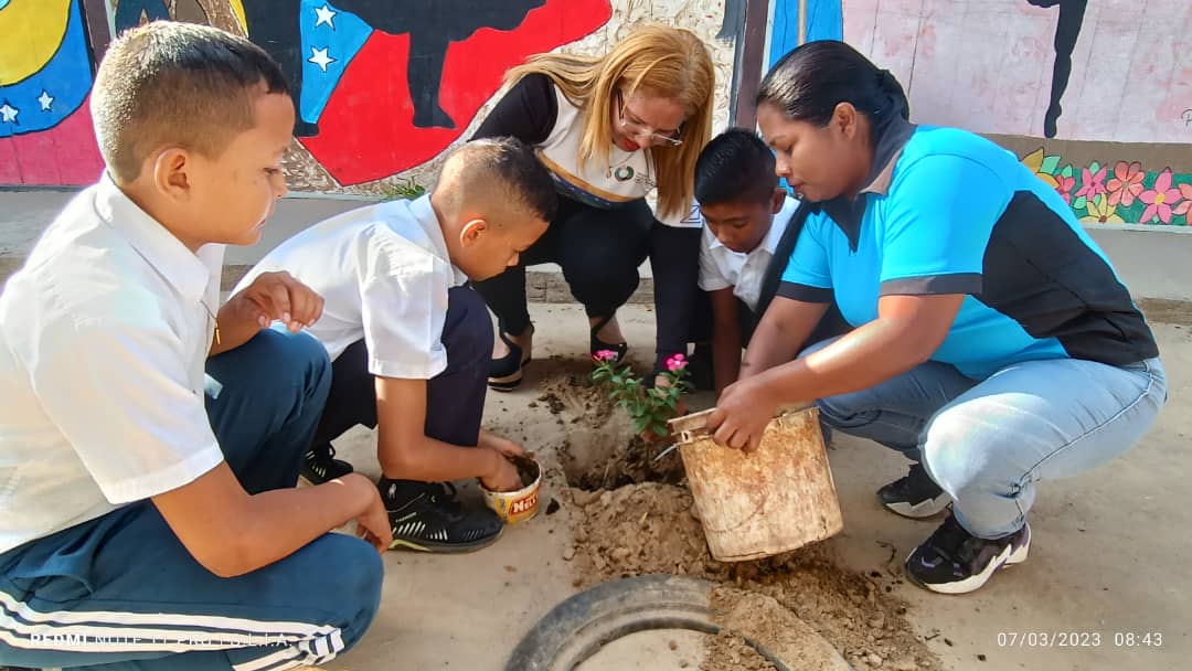 Juramentación de las Brigadas Ecológicas Escolares de Apure cumpliendo con el Plan de la Patria 🇻🇪 (un🌳un estudiante 👧), y la recolección de semillas en conmemoración de los 10 años de la siembra del Cmdt  
🫴#ChávezSiempreChávez
<a href="/_LaAvanzadora/">Yelitze Santaella</a> <a href="/marys_orasma/">Marys Orasma</a> <a href="/ZE_Apure1/">CDCEApure</a>