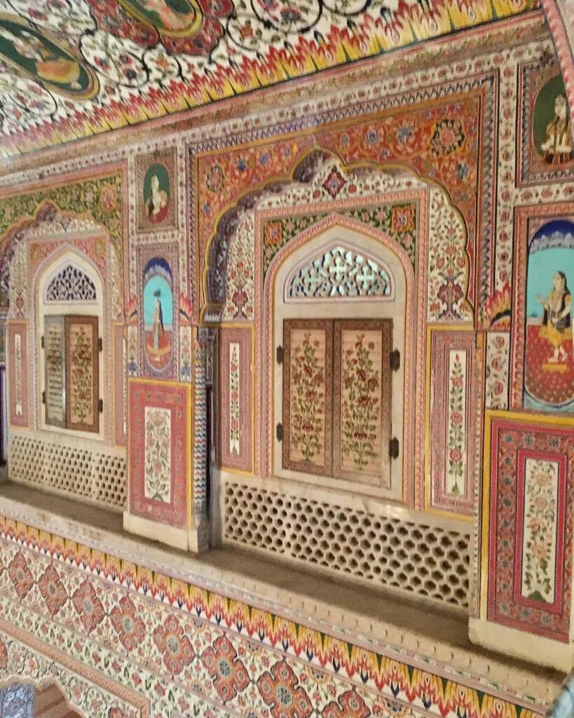 Be still my beating heart!

Drop a ❤️ if you appreciate this architecture and design as much as I do!

📍 These are from one of my favorite buildings, Samode Palace in Chomu, Rajasthan. It was built in the 16th c and incredible Mughal and Rajasthani a… instagr.am/p/CpkFxvpNJa3/