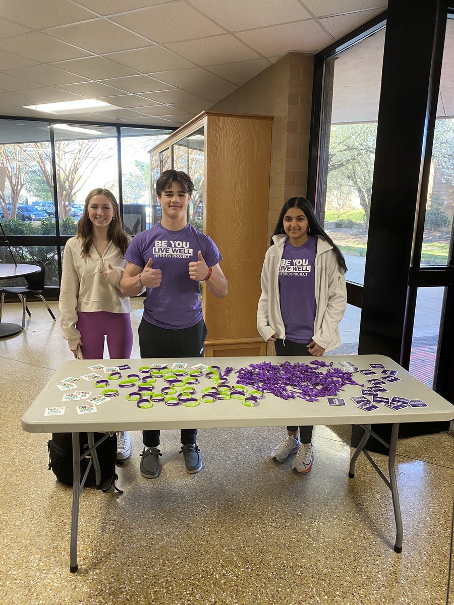 CoachJGent52's tweet photo. Some of our ambassadors passing out ribbons, bracelets, stickers and promoting Wellness this morning! #WWWH23 @HerrenProject @HerrenTalks @herren_wellness #GodwinHighSchool https://t.co/hV7rJwNzb9