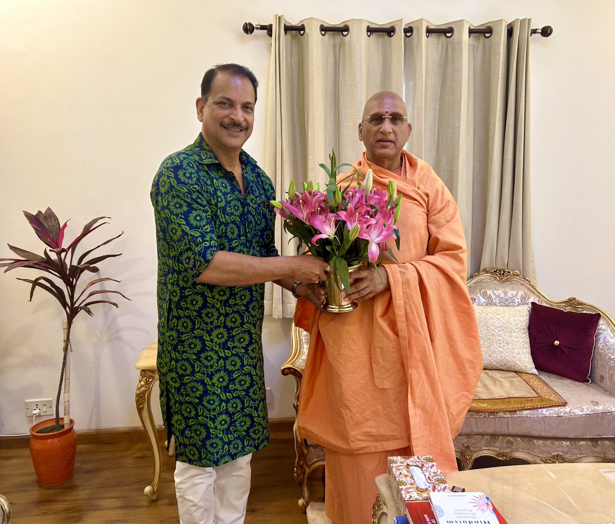 RajivPratapRudy's tweet photo. आचार्य महामंडलेश्वर जूना पीठाधीश्वर स्वामी अवधेशानंद गिरि जी महाराज जी के दिल्ली आश्रम  में पूज्य स्वामी जी का सानिध्य प्राप्त हुआ।
@AvdheshanandG https://t.co/FoeonCKPbQ