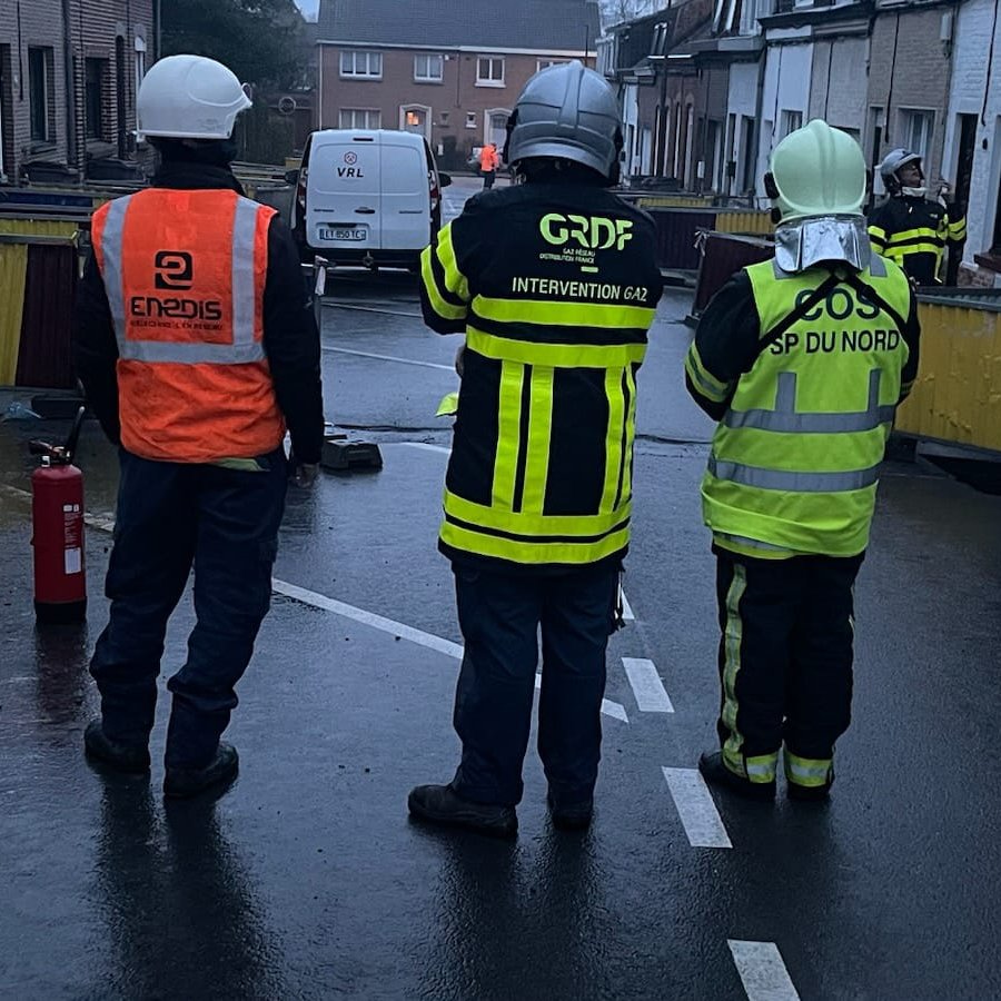 Hier matin, les équipes de <a href="/GRDF/">GRDF</a> ont fait appel à <a href="/Enedis/">Enedis</a> et au <a href="/Sdis59/">Sapeurs-pompiers du Nord</a> 🚒dans le cadre du plan gaz renforcé, pour une fuite de gaz à Linselles. 
Les agents d'Enedis ont coupé l’électricité ⚡️ de toute la rue pour assurer la sécurité des agents GRDF et des pompiers.
