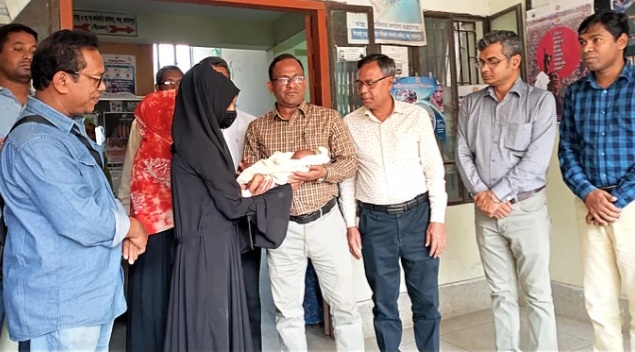 ফেলে যাওয়া কন্যা শিশু ফিরল মা বাবার কোলে