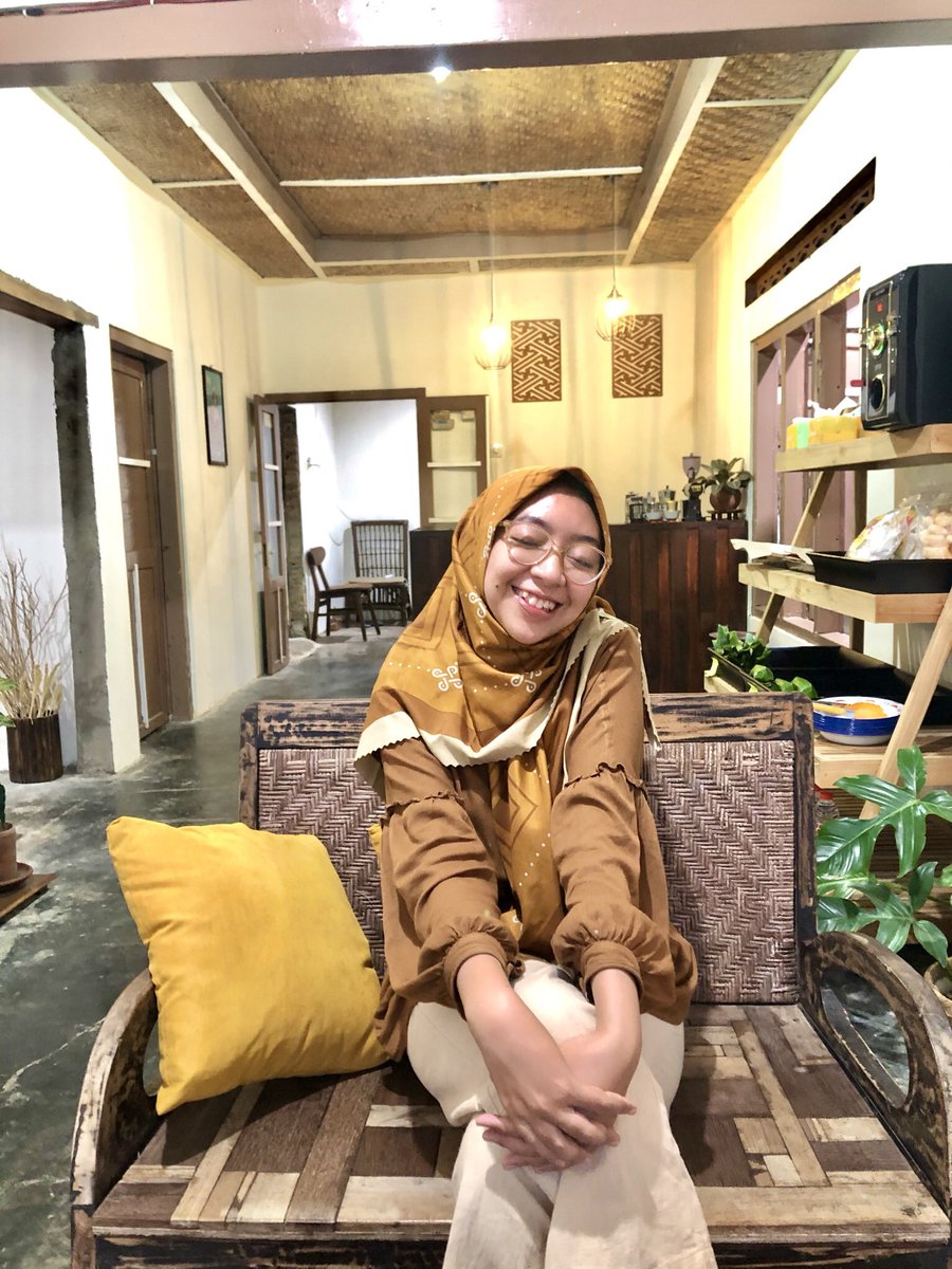 cantikaaa___'s tweet photo. @ohmybeautybank cari warna jilbab yg soft kalem gitu dan cari warna baju yg senada sm jilbabnya, kalo bisa baju nya yg polos aja biar ga tabrakann https://t.co/6RlhQLdAoj