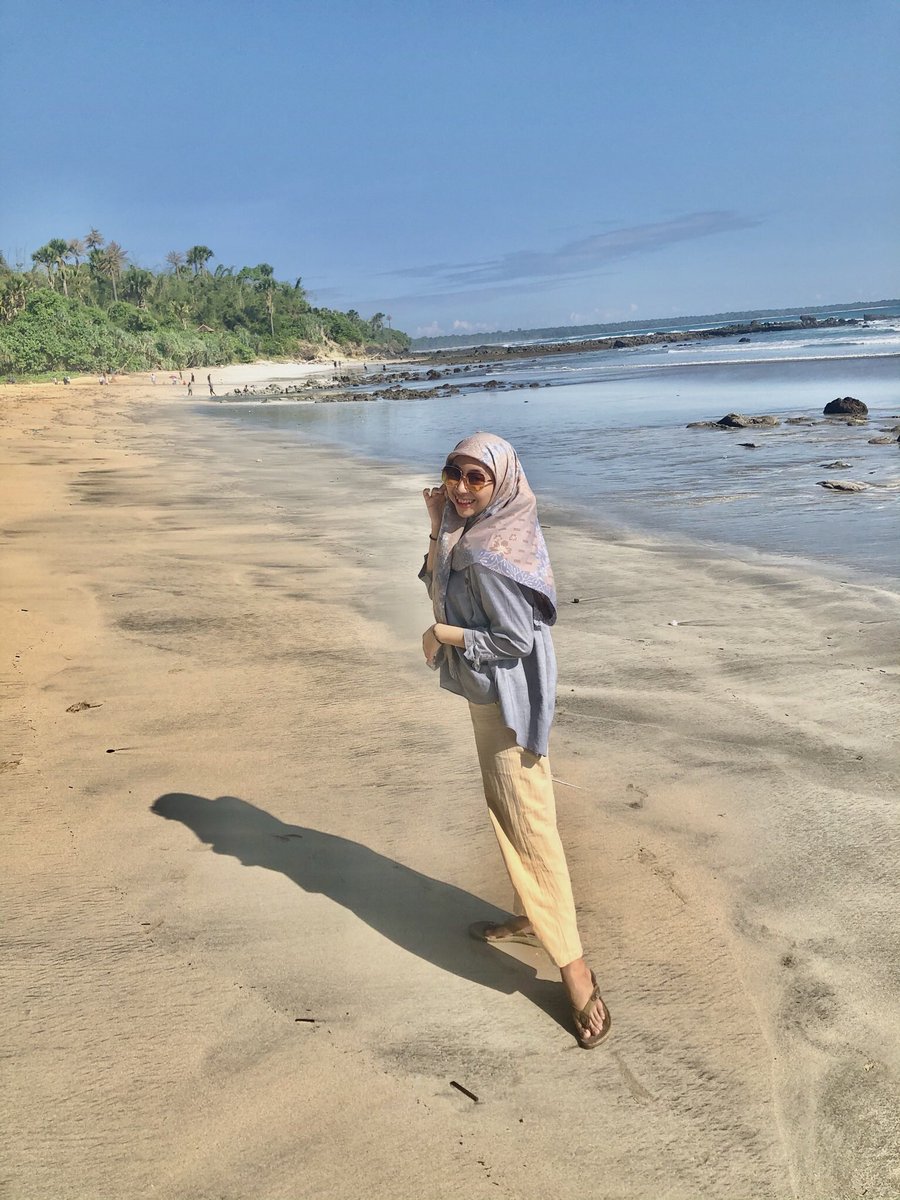 cantikaaa___'s tweet photo. @ohmybeautybank cari warna jilbab yg soft kalem gitu dan cari warna baju yg senada sm jilbabnya, kalo bisa baju nya yg polos aja biar ga tabrakann https://t.co/6RlhQLdAoj