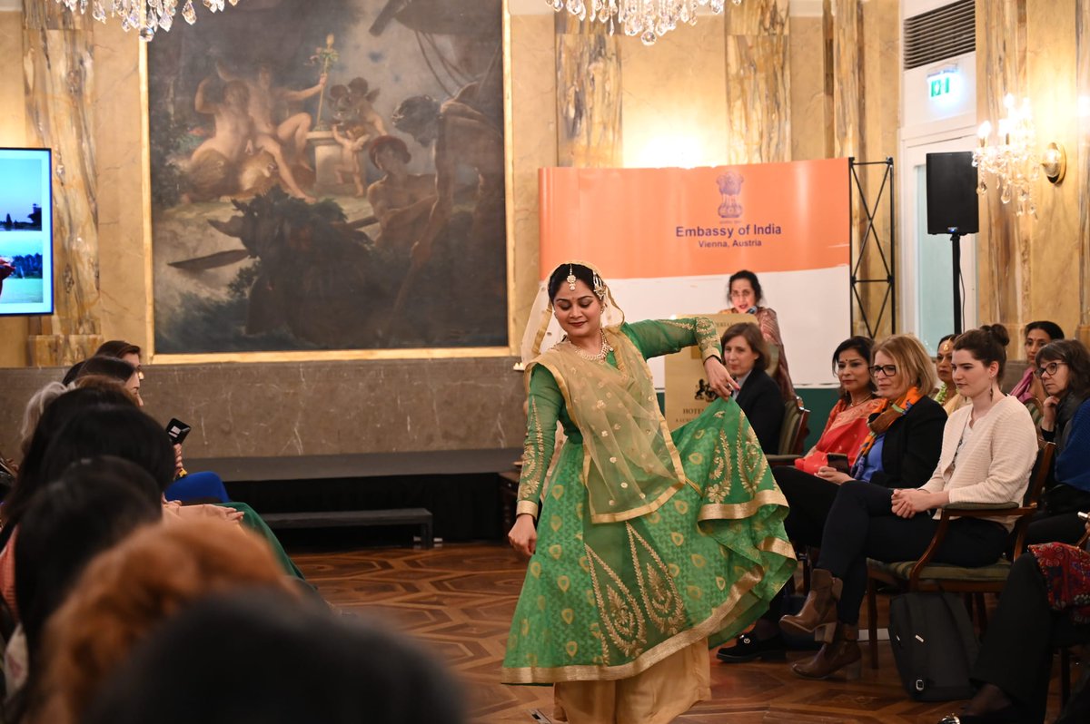 IndiainAustria's tweet photo. Threads of Tradition was a true feast for the eyes! With a variety of styles, colors, and patterns, the show was a celebration of India's diverse textile heritage. A big round of applause to the designers and models who brought these masterpieces to life! #ThreadsOfTradition https://t.co/LOWTz4Las1