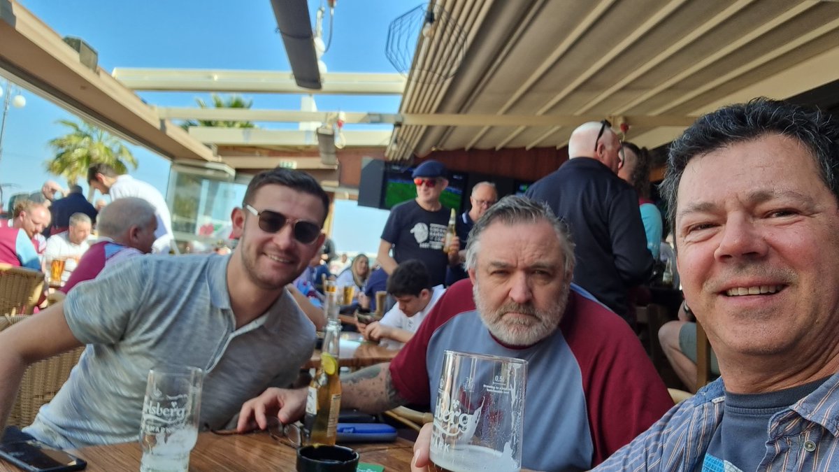 Decent beer and drinking with some top west ham fans..pity weather so crap⚒️🤣