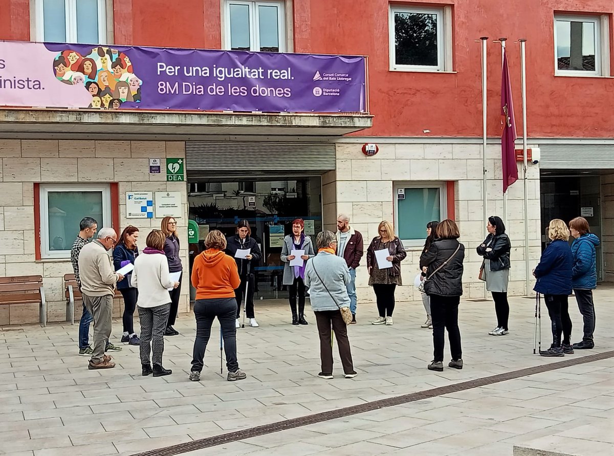 infocastellvi's tweet photo. 🟣 #8M

🗣 Ahir a la tarda, la plaça va acollir la lectura del manifest del Dia de les dones.

📆 Avui dijous, a les 18.30h, es farà una nova lectura al Centre Cívic de Can Sunyer i Valldaina.

#CastellvídeRosanes https://t.co/o4jsFWLOVM