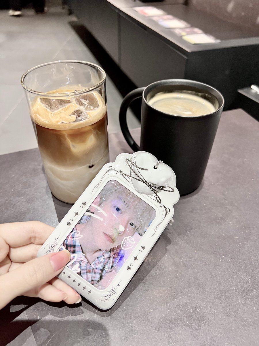 #백현 새로 산 케이스 끼고 포카들고 #예절샷 ❤️
오랜만에 다시 덕질 하는 거라 오랜만에 이 기분 느끼니까 조타.. 
|
11일 만에 세상 밖으로 나온 저를 축하해주세요,, 진짜 1달 채울려다가 겨우 기어나옴🫠