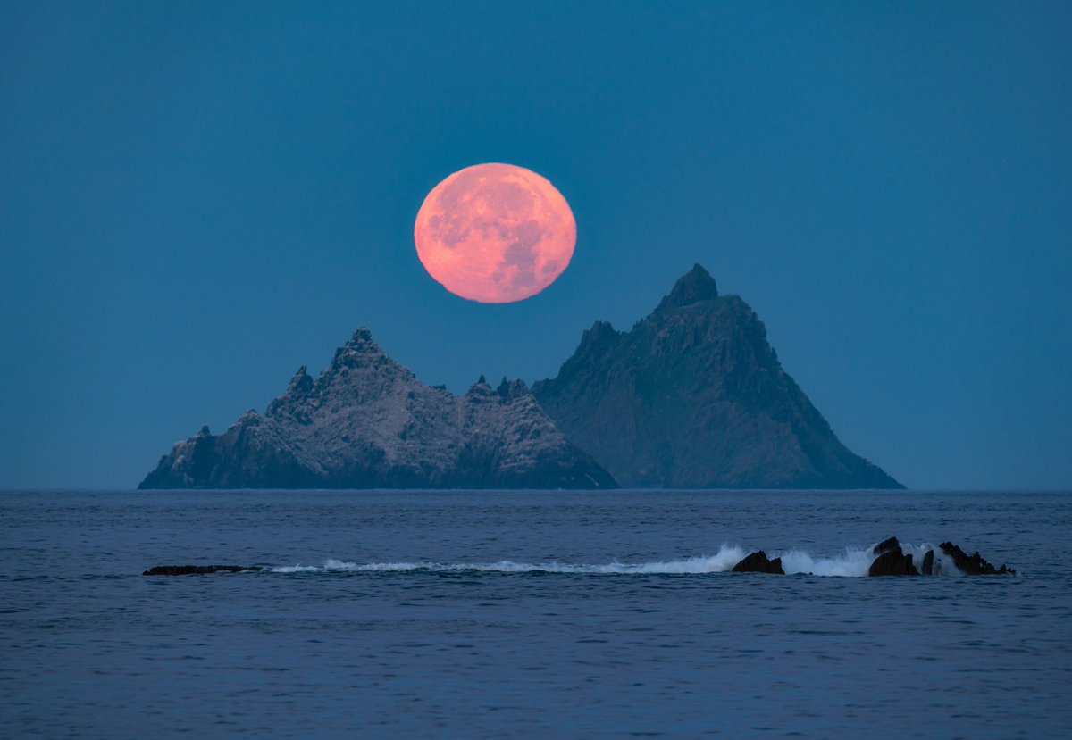 Post 58/365
Skellig moonset. The feeling is indescribable when you chase a shot for years and finally watch it all slot into place
