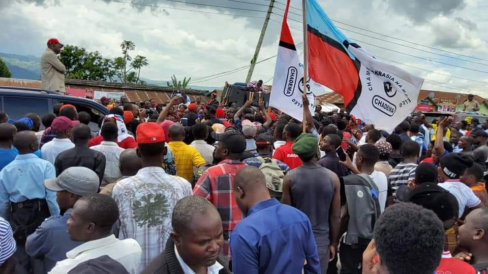 Kwa wale wanaokosoa sera ya majimbo ya @ChademaTz kuwa sera hiyo inaongeza gharama kwa mlipa kodi. Je, umewahi kujua muundo wa sasa wa serikali za mitaa una gharama kiasi gani? Sera ya @ChademaTz inapendekeza kufuta kabisa wakuu wa mikoa, wakuu wa wilaya na makatibu tarafa.