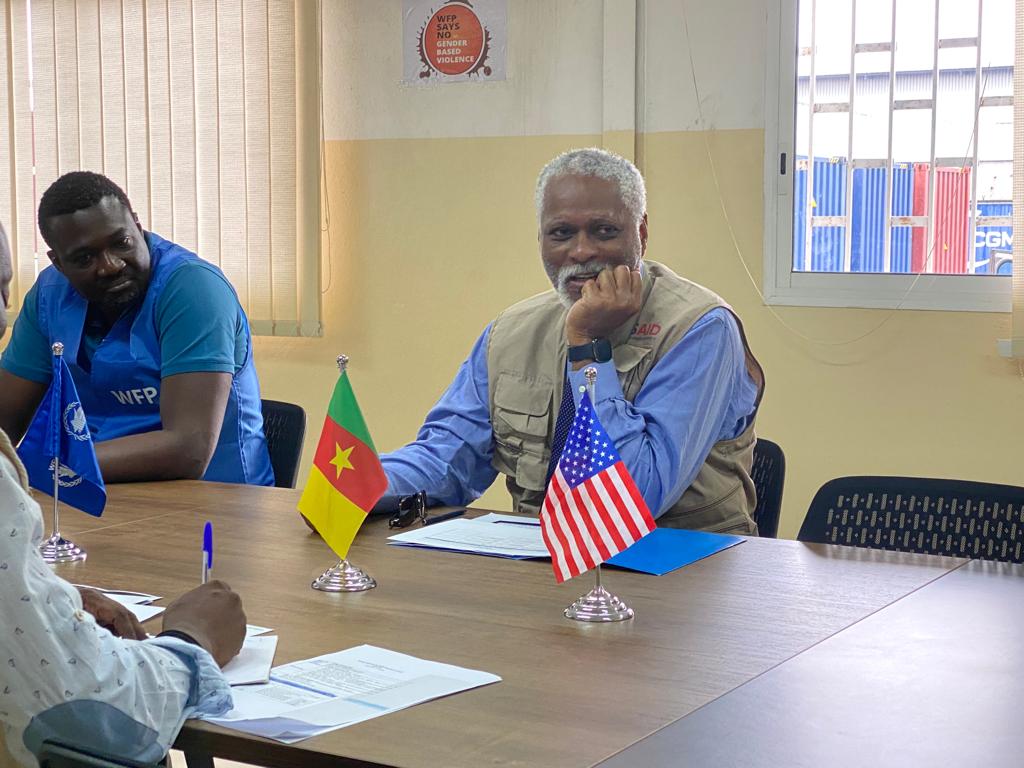 WFP_Cameroon's tweet photo. #Cameroon🇨🇲
#HappeningNow
WFP🇨🇲 receives visit of @USAIDSavesLives Representative Philippe Accilien in Douala Corridor. The Head of office debriefs the Representative on WFP logistics activities, quality control &amp; local purchases of food. The Corridor has 50/50🚹🚺 gender balance https://t.co/v61lcOwjhk