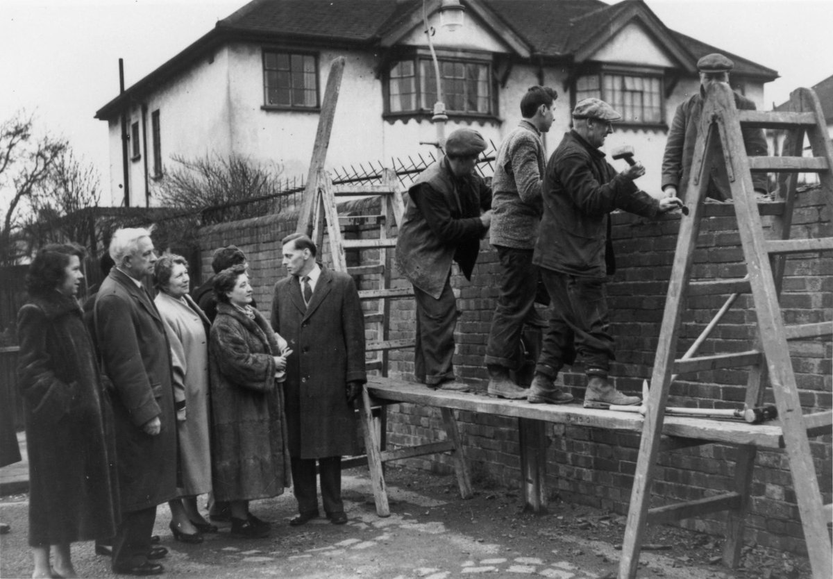 Building new homes can be controversial. Just ask <a href="/ox_place/">OX Place</a>. But did you know today is the anniversary of the end of an infamous chapter in our city’s housing history?

Read our latest blog to find out more ⬇️
oxford.gov.uk/news/article/2…

📸: <a href="/OxHist/">Oxon History Centre</a>