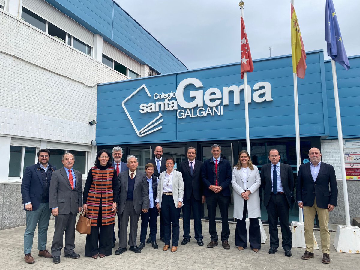 CECEMADRID's tweet photo. Nuestra Junta directiva se reunió ayer en el @ColeSantaGema , donde pudo conocer el colegio y celebrar su reunión quincenal. 
Se trataron temas como las novedades de la consejería y laborales, balance del trimestre y preparación de la Jornada de Educación y nuestro 20 aniversario https://t.co/JIdf6wx1Hy