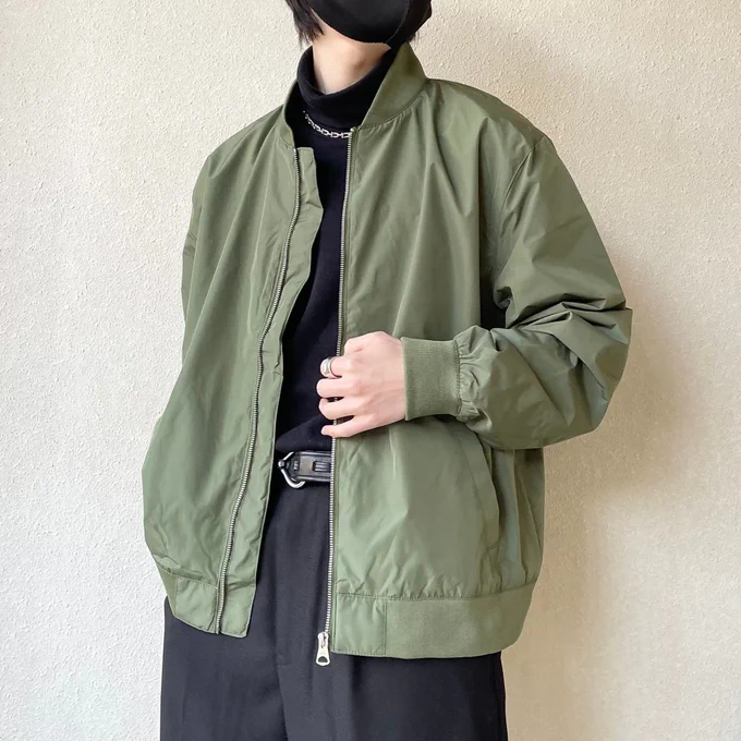 【H&M】1枚でサマになる!着回し力が高い「楽ちんアウター」軽い着心地がたまらない!の「フライトジャケット」がお気に入り!カーキの色味とミリタリーテイストなディテールで、1枚羽織ればコーデがサマになる◎気温の上がる春先にぴったりなアイテムですよ! 