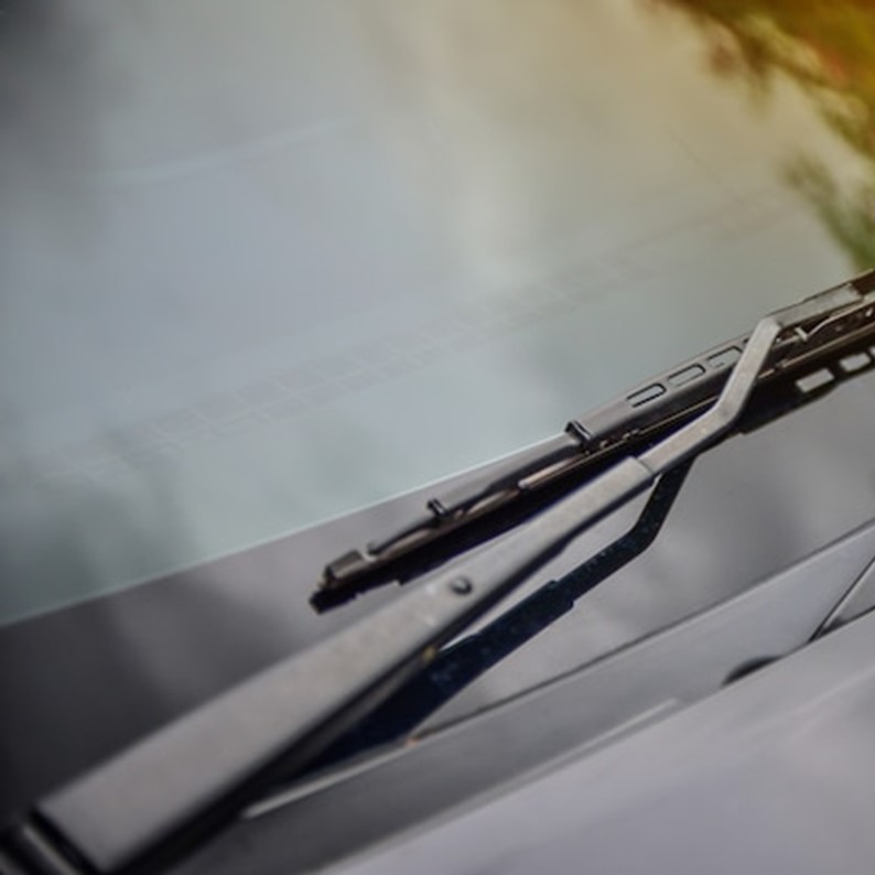 Você sabe para que servem os pontinhos pretos nos vidros?

Essa parte preta da borda e dos pontinhos que existem nos vidros é uma pintura cerâmica. Ela ajuda na aderência do adesivos e o protege da radiação ultravioleta. Veja no AutoPapo: tinyurl.com/novocorretor09…