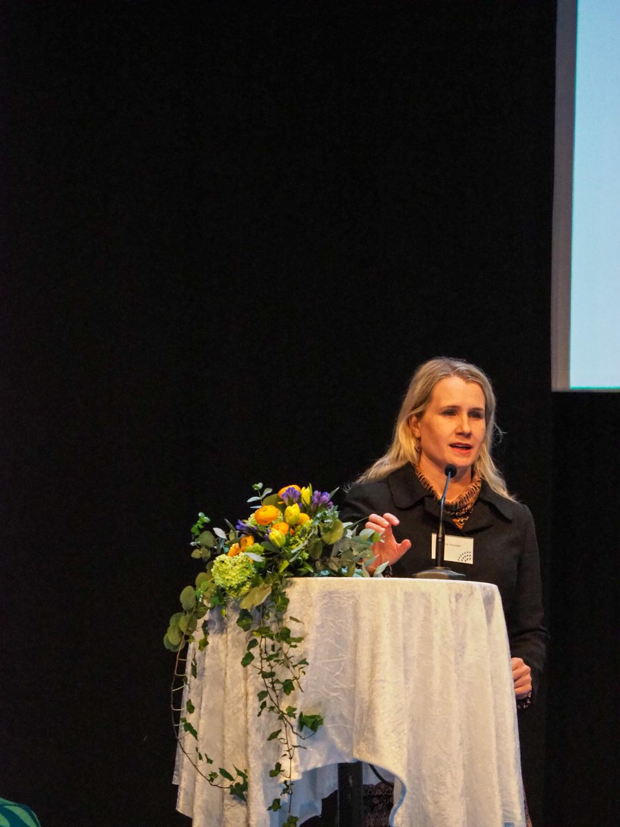 Suomessa on hyvät tuuliolosuhteet. Ennusteiden mukaan tuulivoima ajaa ydinvoiman ohi suurimmaksi sähkön tuotantomuodoksi vuonna 2027 ja vuosikymmenen lopussa tuulella tuotetaan puolet Suomen sähköstä.  <a href="/karoliinauvinen/">Karoliina Auvinen</a> <a href="/SYKEinfo/">Suomen ympäristökeskus</a> #HSYilmasto #energia #tuulivoima