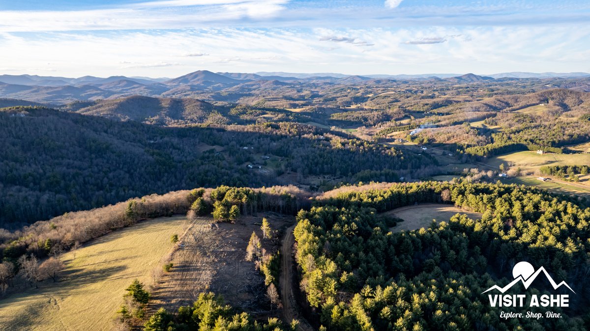 An ocean of mountains in the Coolest Corner of NC! 😁✌️💯

#ashecountync #ashecounty #weekendgetaway #visitashe #thecoolestcorner #blueridgeparkway #blueridgemoments #blueridgemountains #lovenc #newriver #canoethenew #mountainlife #ncmountains
