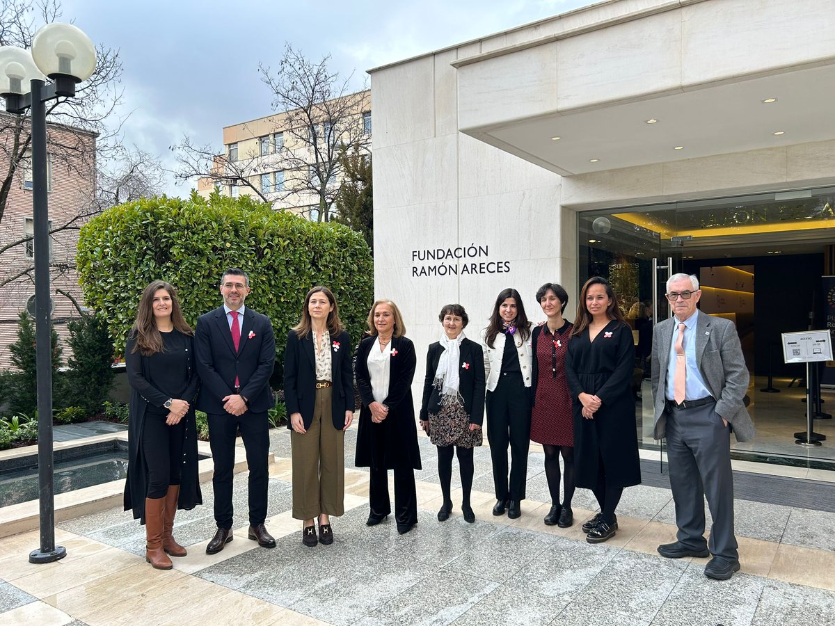 Today we are putting forward Vet+I as a tool to promote the availability of #veterinarymedicines, including #antibiotics, with our colleagues from Portugal and France #DisponibilidadVet
fundacionareces.tv/directo