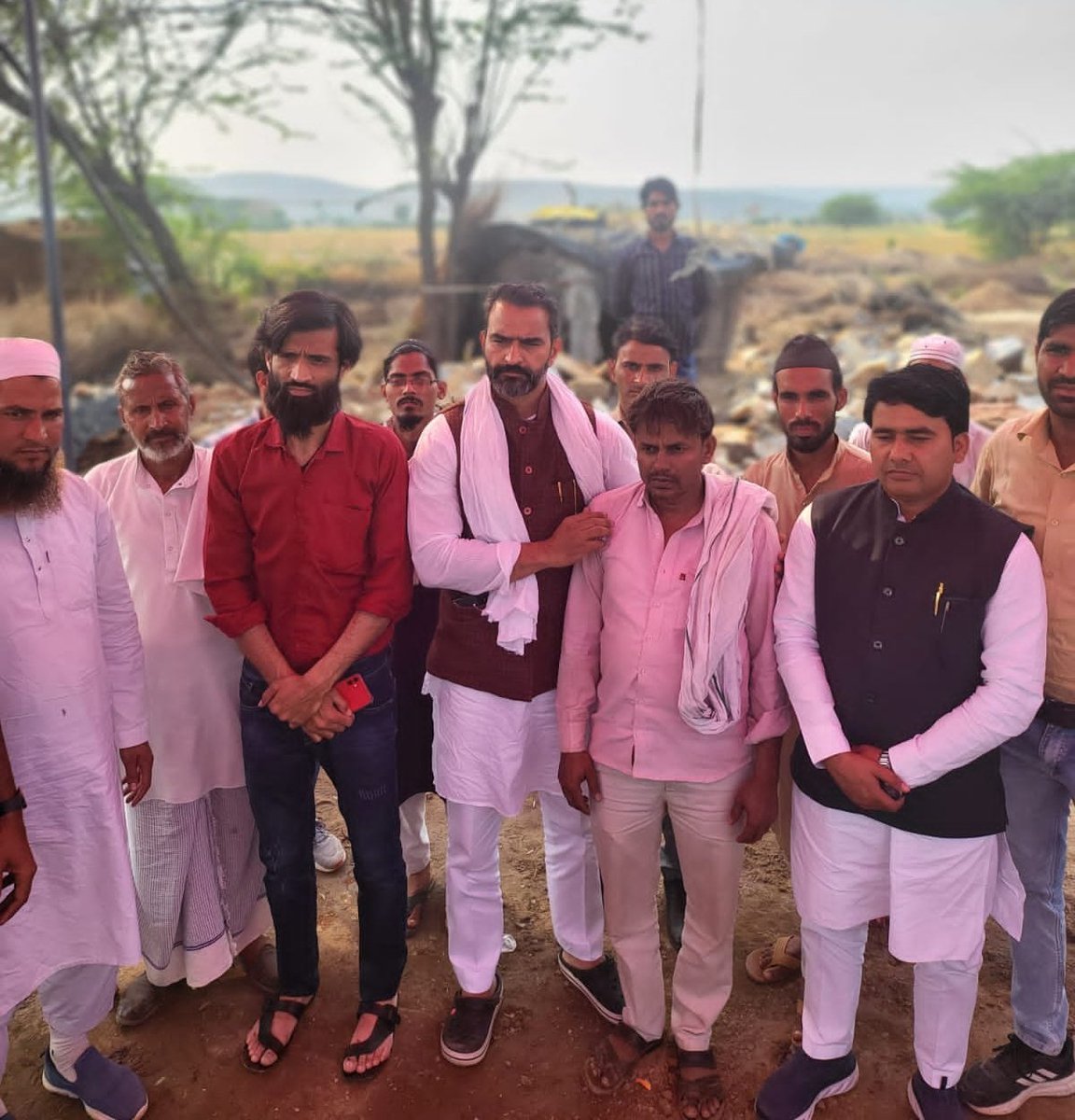 jameelwecan's tweet photo. घाटमीका पहुंच जुनैद और नासिर के भाइयों एवं बच्चों से मुलाकात की | @aimim_national एवं बैरिस्टर @asadowaisi साहब द्वारा दोनों की अहलियाओं के बैंक खातों में 1.5 - 1.5 लाख की अर्थिक सहायता दी गई | @raj_aimim की तरफ से प्रभारी @IMRANAIMIM1  ने मरहूम जुनैद की बड़ी पुत्री की शादी की जिम्मेदारी ली |